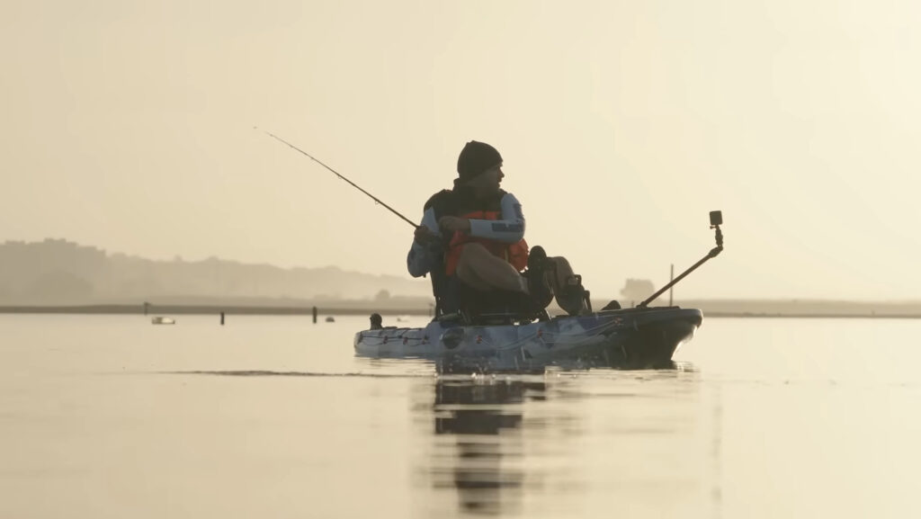Foto Emozionale di un Kayak da Pesca Galaxy in acqua al tramonto