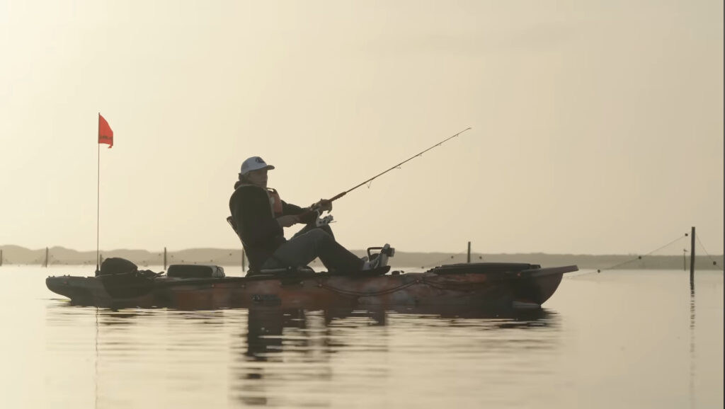 Pescatore mentre Pesca su un Kayak da Pesca Galaxy